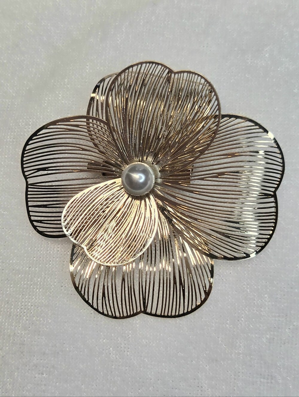 New 3D Hollow Wire Frame Faux Pearl Flower Brooch / Pin